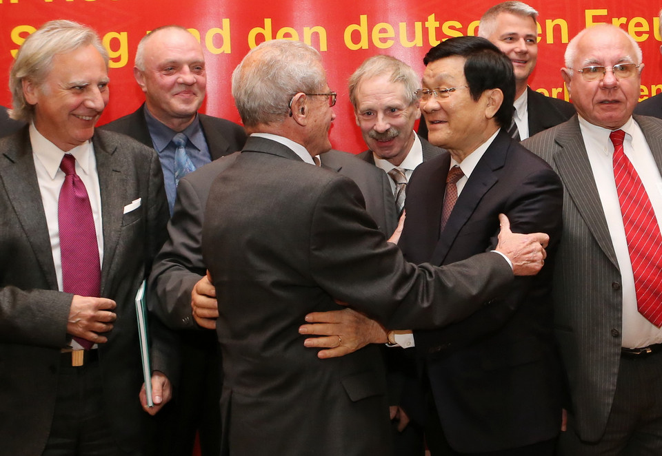 Chủ tịch nước Trương Tấn Sang gặp gỡ thân mật những người bạn Đức của Việt Nam. (Ảnh: Nguyễn Khang/TTXVN)