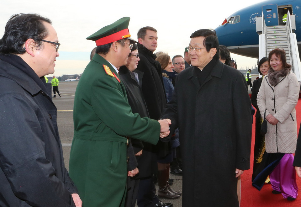 Cán bộ, nhân viên Đại sứ quán Việt Nam tại Đức đón Chủ tịch nước Trương Tấn Sang tại sân bay. (Ảnh: Nguyễn Khang/TTXVN)