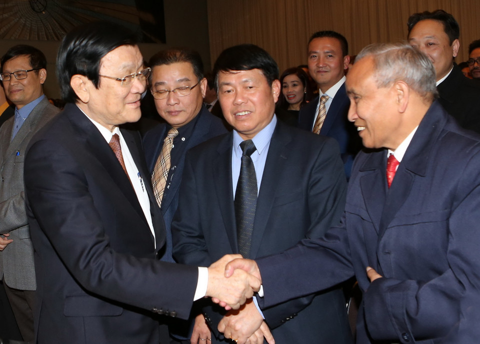 Chủ tịch nước Trương Tấn Sang gặp gỡ cộng đồng người Việt Nam tại Đức. (Ảnh: Nguyễn Khang/TTXVN)