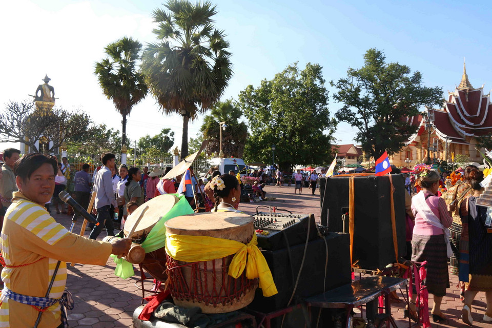 Người ta dùng xe chở loa, âm ly, kèn trống để phục vụ múa hát. (Ảnh: Phạm Kiên/Vietnam+)