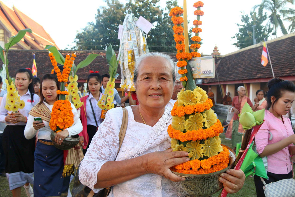 Tháp nhỏ do cá nhân tự làm hoặc mua sẵn. (Ảnh: Phạm Kiên/Vietnam+)