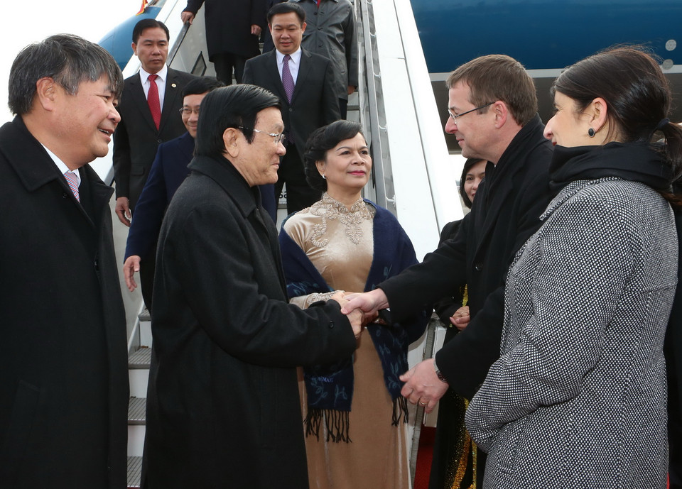 Chánh Văn phòng Tổng thống Đức đón Chủ tịch nước Trương Tấn Sang tại sân bay. (Ảnh: Nguyễn Khang/TTXVN)