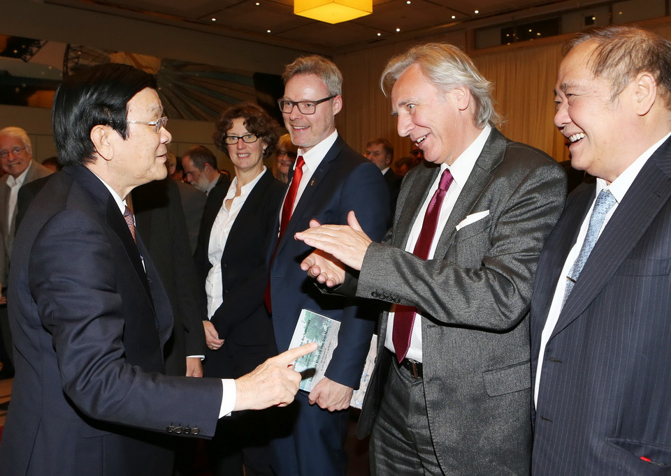 Chủ tịch nước Trương Tấn Sang gặp gỡ thân mật những người bạn Đức của Việt Nam. (Ảnh: Nguyễn Khang/TTXVN)