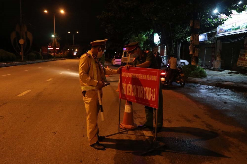 Công an thành phố Hải Dương đã phân công lực lượng ứng trực tại 11 chốt tại các cửa ngõ vào thành phố. (Ảnh: Mạnh Minh/TTXVN)