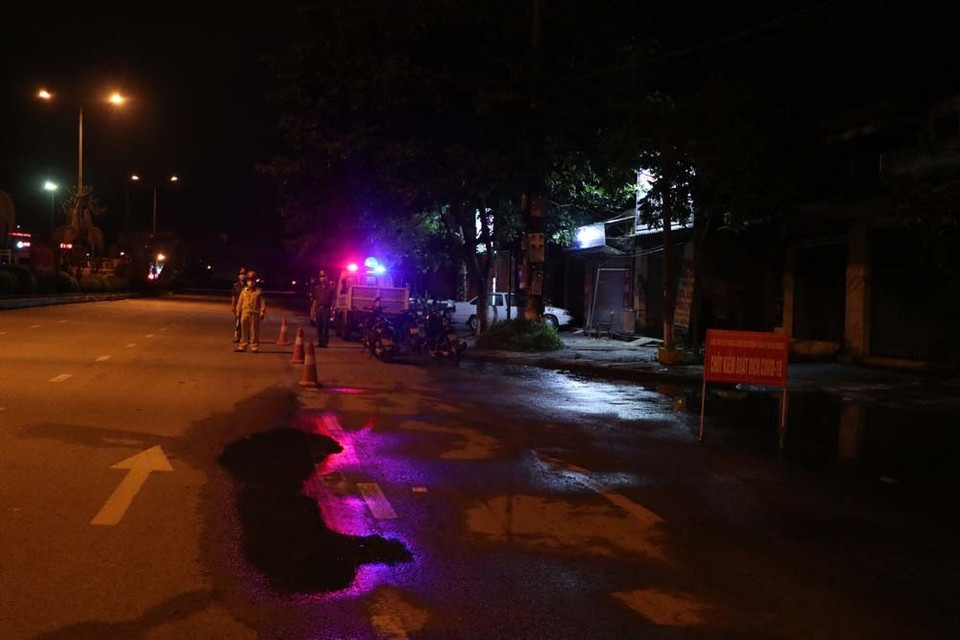 Các chiến sĩ công an trực tại chốt vị trí cuối đường Nguyễn Lương Bằng gần tiếp giáp với quốc lộ 5. (Ảnh: Mạnh Minh/TTXVN)