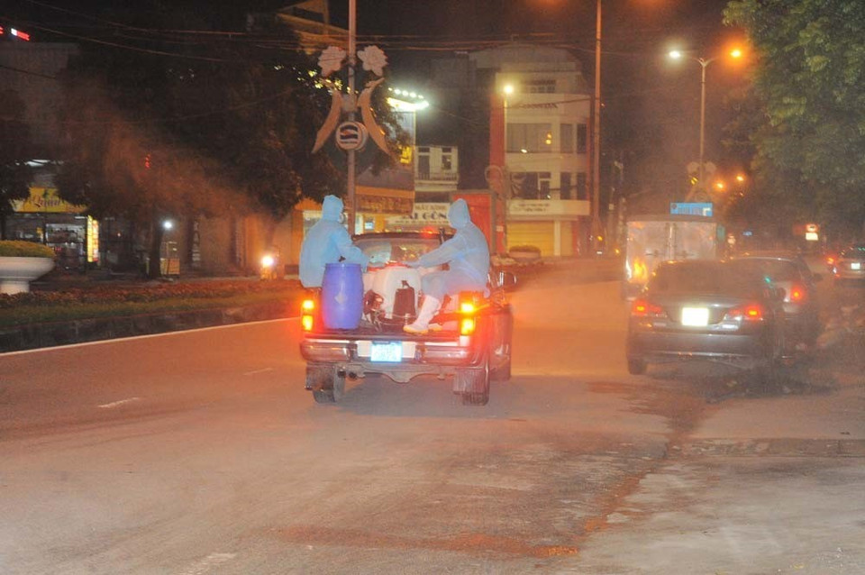 Quán "Thế giới bò tươi" là nơi BN867 làm việc trong tháng 7/2020 trước khi phát hiện nhiễm COVID-19. (Ảnh: Mạnh Minh/TTXVN)