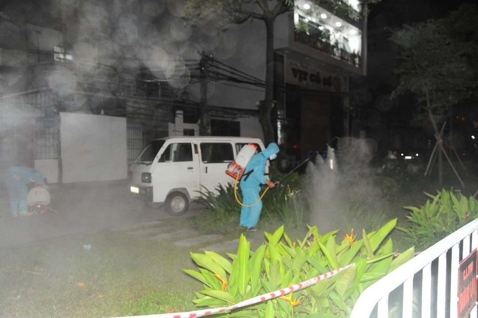 Phun thuốc khử khuẩn phố Ngô Quyền khu vực xung quanh quán Thế giới bò tươi. (Ảnh: Mạnh Minh/TTXVN)