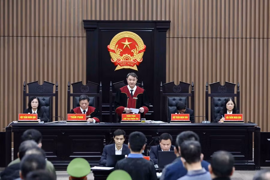 Thẩm phán, Chủ tọa phiên toà Trần Nam Hà tuyên án đối với các bị cáo trong vụ đại án Việt Á. (Ảnh: Phạm Kiên/TTXVN)