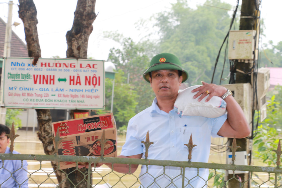 Các đoàn công tác đến cứu trợ lương thực cho người dân.(Ảnh: Bích Huệ/TTXVN)