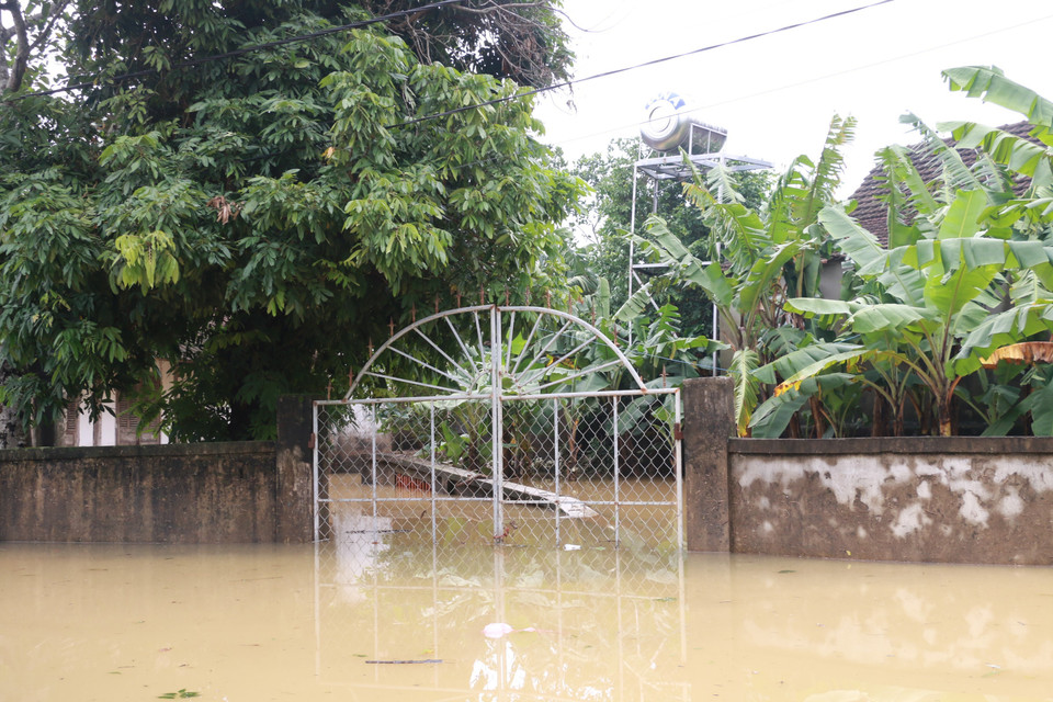 Nhà của nhiều hộ dân bị ngập sâu trong nước. (Ảnh: Bích Huệ/TTXVN)