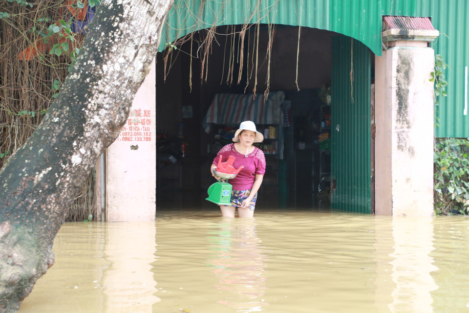 Nhà của nhiều hộ dân bị ngập sâu trong nước. (Ảnh: Bích Huệ/TTXVN)