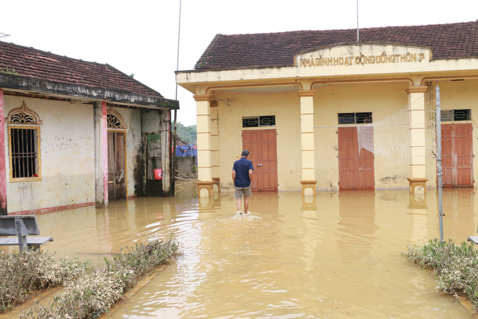 Nhà Văn hóa một xóm của xã Thanh Hà, huyện Thanh Chương ngập chìm trong nước. (Ảnh: Bích Huệ/TTXVN)