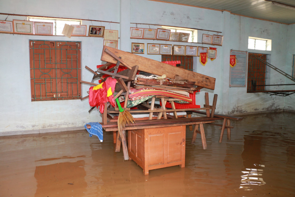 Dù được kê lên cao nhưng mọi vật dụng trong nhà văn hóa xóm vẫn bị hư hỏng do ngấm nước.(Ảnh: Bích Huệ/TTXVN)