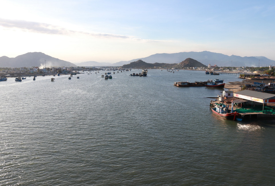 Đầm Nại nổi tiếng về cảnh sắc thiên nhiên tuyệt đẹp với hệ sinh thái đặc thù của vùng đầm nhiệt đới. (Ảnh: Nguyễn Thành/TTXVN)