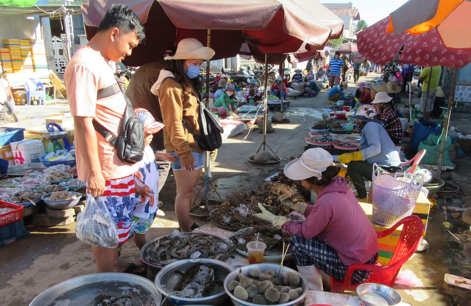Chợ Nại nằm ngay bên Đầm Nại chuyên cung cấp các loại hải sản tươi ngon. (Ảnh: Nguyễn Thành/TTXVN)