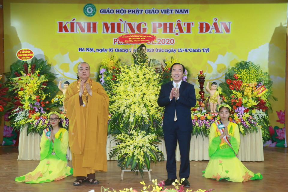 Phó Chủ tịch Ủy ban Trung ương mặt trận Tổ quốc Việt Nam Ngô Sách Thực tặng hoa, chúc mừng tăng ni, Phật tử nhân lễ Phật đản. (Ảnh: TTXVN phát)