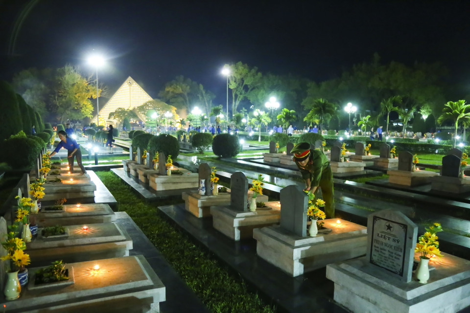 Thế hệ trẻ thắp nến tri ân những Anh hùng đã ngã xuống trên mảnh đất lịch sử. (Ảnh: Phan Tuấn Anh/TTXVN)