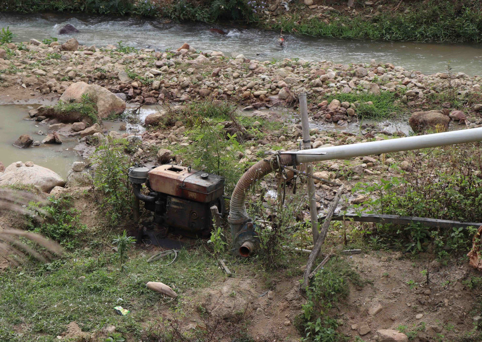 Máy nổ công suất lớn được người dân mua về, sử dụng vào hoạt động khai thác cát. (Ảnh: Xuân Tiến/TTXVN)