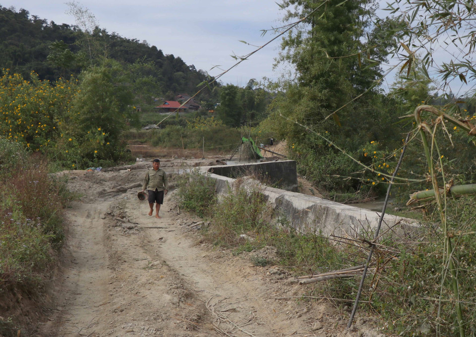 Đường bêtông liên bản cũng bị cày nát, môi trường bản làng bị ô nhiễm. (Ảnh: Xuân Tiến/TTXVN)