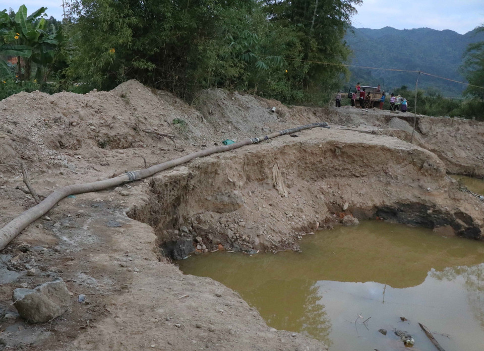 Từ nhiều năm qua, tại thung lũng Mường Phăng (xã Mường Phăng, thành phố Điện Biên Phủ, tỉnh Điện Biên), trên dọc suối Nậm Liếng chảy qua địa bàn các bản Khá, Che Căn… đã xuất hiện tình trạng người dân địa phương mua máy móc, tự ý khai thác cát trái phép. (Ảnh: Xuân Tiến/TTXVN)