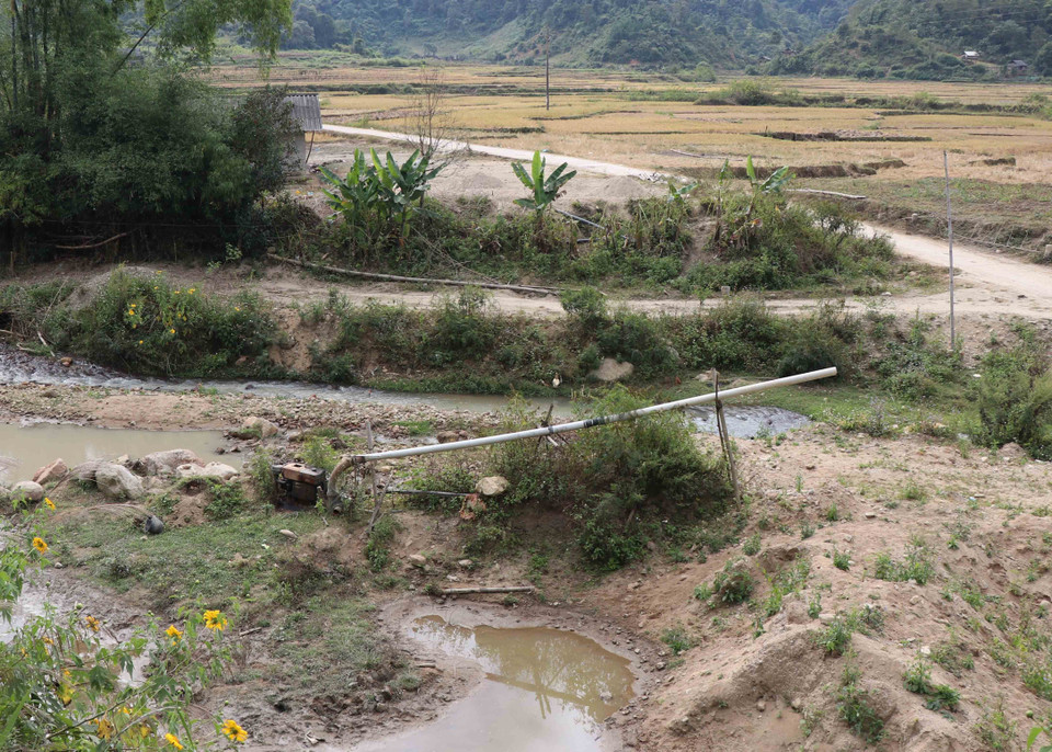 Một điểm khai thác cát ngay bên đường liên bản. (Ảnh: Xuân Tiến/TTXVN)