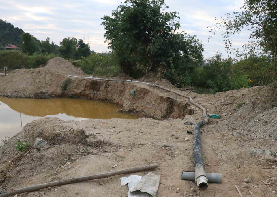 Thực trạng này đã gây nên những hệ lụy đáng báo động: hệ thống kênh mương nội đồng bị hư hỏng, nguồn nước tưới cho ruộng đồng, phát triển sản xuất nông nghiệp bị ảnh hưởng, môi trường bản làng bị ô nhiễm, cuộc sống sinh hoạt của người dân ở nhiều bản làng bị ảnh hưởng. (Ảnh: Xuân Tiến/TTXVN)