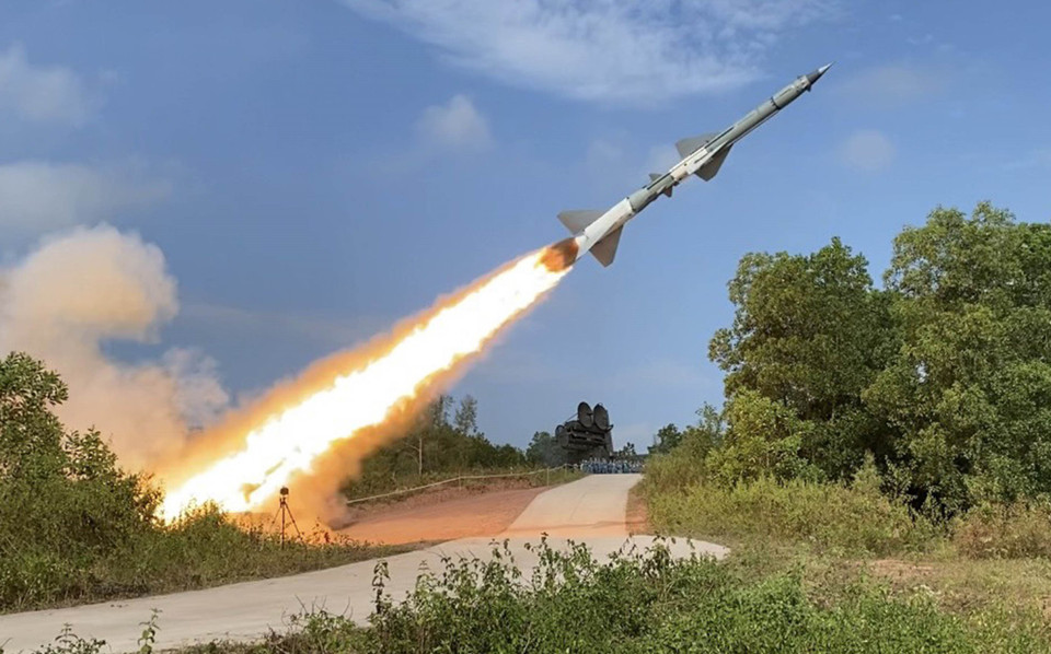 Tên lửa C-75M3 rời bệ phóng tiêu diệt mục tiêu. (Ảnh: Trọng Đức/TTXVN)