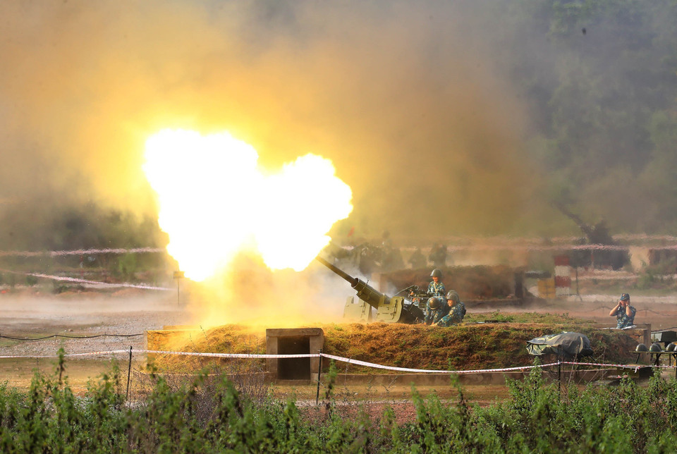 Trận địa pháo 57 đồng loạt nhả đạn tiêu diệt mục tiêu trên không. (Ảnh: Trọng Đức/TTXVN)