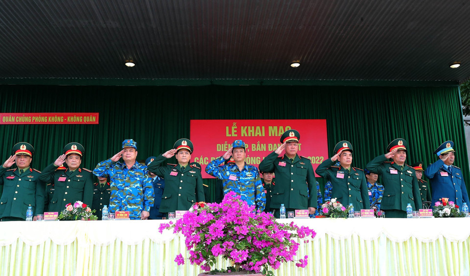 Đoàn đại biểu lãnh đạo Bộ Tổng tham mưu QĐND Việt Nam và Quân chủng Phòng không - Không quân trong Lễ khai mạc diễn tập. (Ảnh: Trọng Đức/TTXVN)