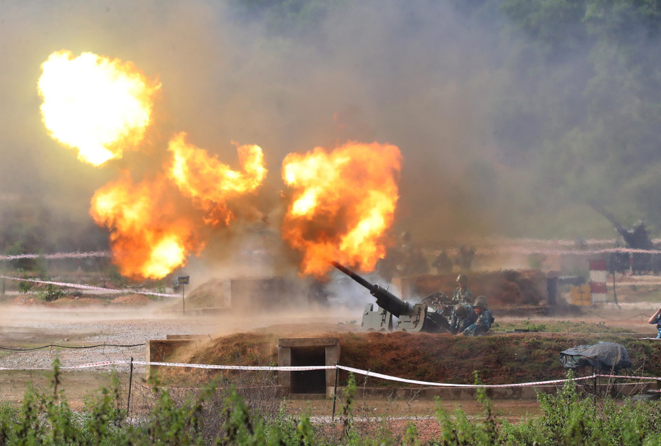 Trận địa pháo 57 đồng loạt nhả đạn tiêu diệt mục tiêu trên không. (Ảnh: Trọng Đức/TTXVN)