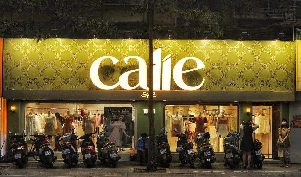 Cửa hàng bán quần áo mở cửa đón khách trên phố Phạm Ngọc Thạch. (Ảnh: Tuấn Anh/TTXVN)