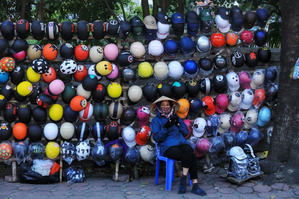 Một sạp bán mũ bảo hiểm trên phố Chùa Bộc. (Ảnh: Tuấn Anh/TTXVN)