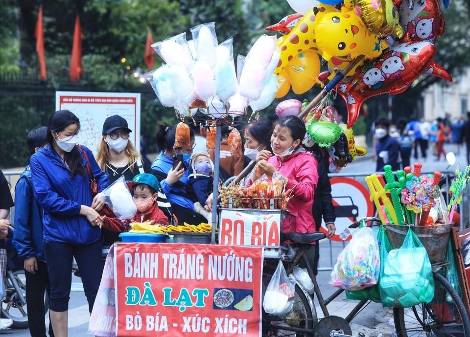 Xe bán đồ ăn nhanh cho các du khách đi chơi trên tuyến phố đi bộ. (Ảnh: Tuấn Anh/TTXVN)