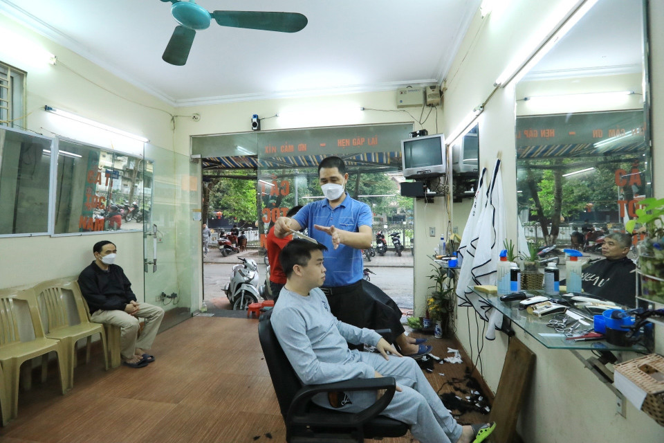 Các cửa hàng cắt tóc đã trở lại hoạt động bình thường. (Ảnh: Tuấn Anh/TTXVN)