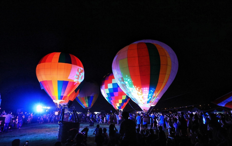 Đông đảo người dân đến xem lễ hội hoa đăng kinh khí cầu vào tối 26/3. (Ảnh: Tuấn Anh/TTXVN)