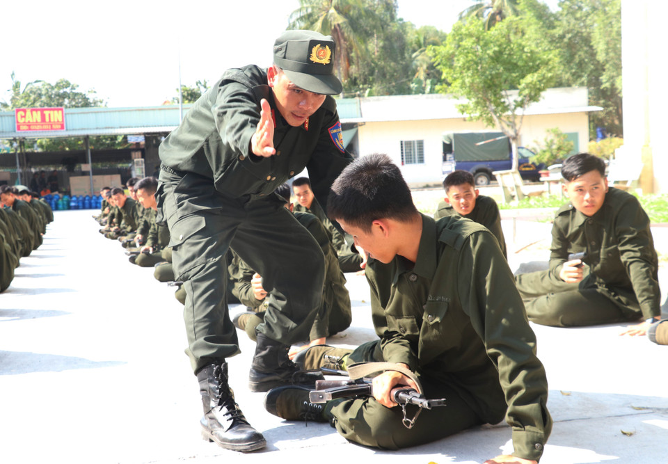 Cán bộ huấn luyện luôn tận tình hướng dẫn các chiến sỹ mới nhập ngũ. (Ảnh: Bùi Giang/TTXVN)