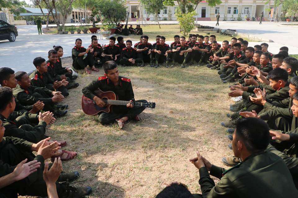 Sau thời gian tập luyện, các chiến sỹ trẻ cùng sinh hoạt tập thể vui vẻ. (Ảnh: Bùi Giang/TTXVN)