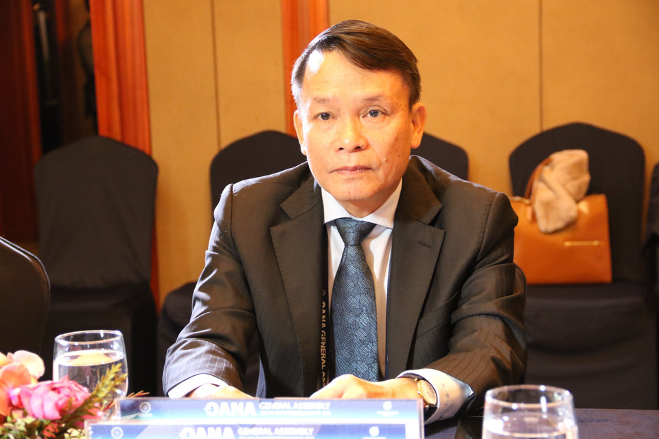 Tổng Giám đốc TTXVN Nguyễn Đức Lợi trò chuyện với Tổng biên tập hãng tin AAP (Australia) Anthony Peter Gillies. (Ảnh: Mạnh Hùng/TTXVN)