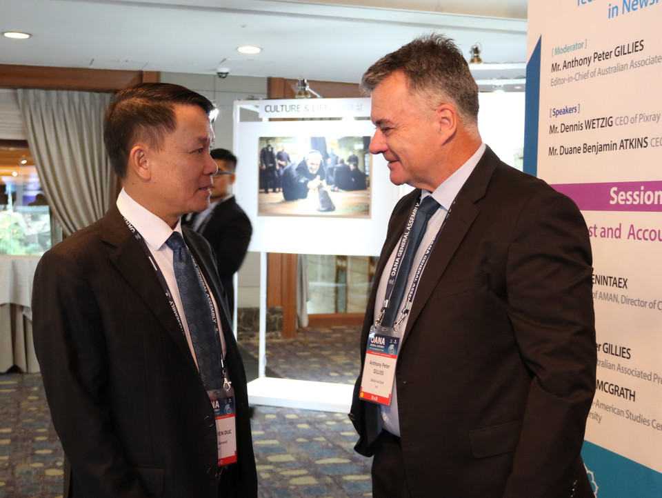 Tổng Giám đốc TTXVN Nguyễn Đức Lợi trò chuyện với Tổng biên tập hãng tin AAP (Australia) Anthony Peter Gillies. (Ảnh: Mạnh Hùng/TTXVN)