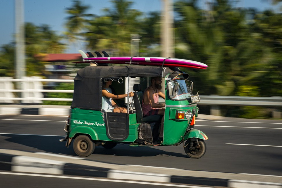Xe Tuk-tuk là một phương tiện phổ biến tại nhiều nơi ở Sri Lanka. (Ảnh: SCMP)
