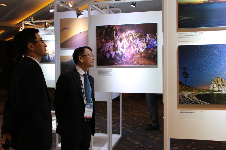 Tổng Giám đốc TTXVN Nguyễn Đức Lợi tham quan triển lãm ảnh bên lề kỳ họp OANA. (Ảnh: Mạnh Hùng/TTXVN)