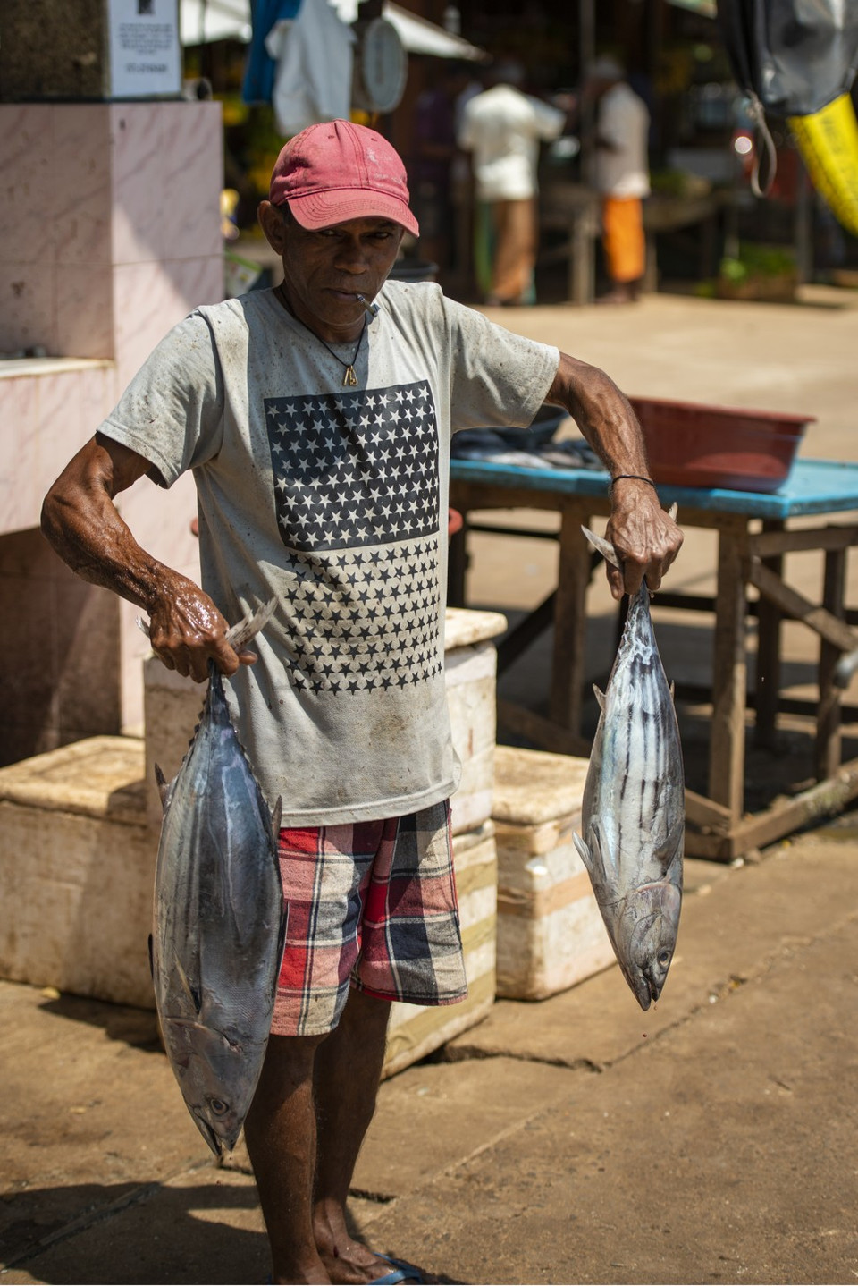 Cá ngừ tươi tại một khu chợ ở Hiriketiya. (Ảnh: SCMP)
