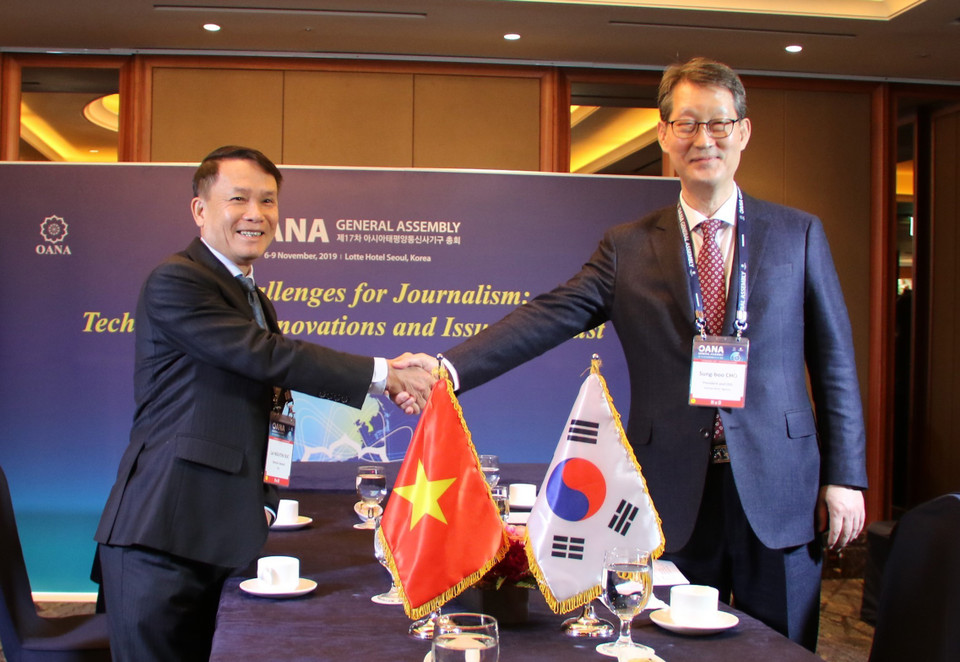 Tổng Giám đốc TTXVN Nguyễn Đức Lợi và Giám đốc điều hành của hãng tin Yonhap Sung-boo Cho. (Ảnh: Mạnh Hùng/TTXVN)
