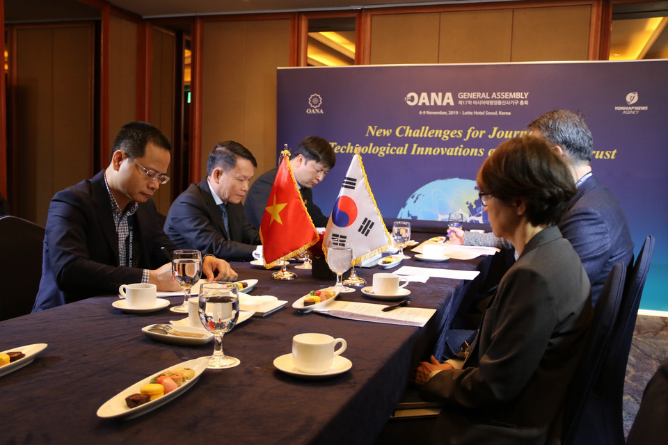 Tổng Giám đốc TTXVN Nguyễn Đức Lợi làm việc với Giám đốc điều hành của Yonhap, ông Sung-boo Cho. (Nguồn: TTXVN)