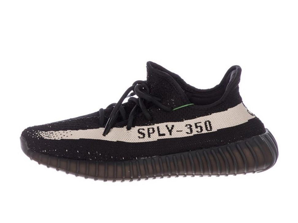 Yeezy X Adidas Black White Boost 350 V2, một sản phẩm trong bộ sưu tậm của rapper Kanye West, có giá bán lại khoảng 1.000 USD. (Ảnh: TheRealReal)