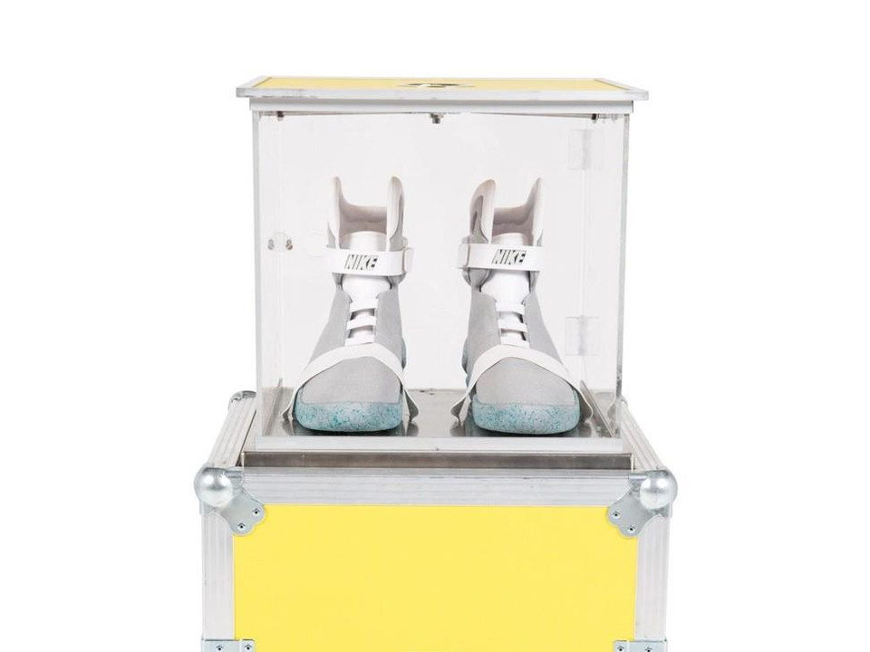 Nike Mag 2011 phiên bản giới hạn, một trong những đôi giày có giá bán lại cao nhất thế giới với giá khoảng 10.000 USD. (Ảnh: TheRealReal)