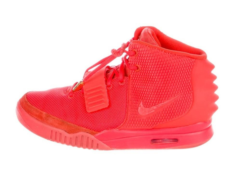 Nike x Kanye West Air Yeezy 2 Red October, phiên bản kết hợp mới nhất giữa Nike và rapper Kanye West, có giá bán lại khoảng 3.000 USD. (Ảnh: TheRealReal)