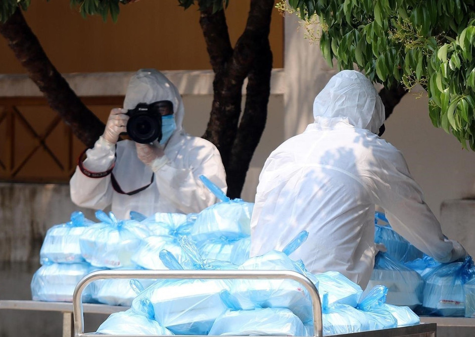 Các phóng viên ảnh TTXVN luôn có mặt tại các điểm nóng để ghi lại những hình ảnh trung thực, sống động về công tác phòng chống đại dịch. (Ảnh: TTXVN)