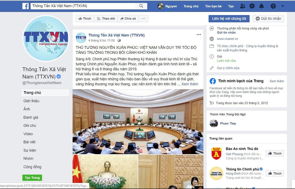 TTXVN còn là nhà cung cấp thông tin chiến lược quan trọng, tin cậy cho các đối tác lớn, cung cấp thông tin qua các thiết bị di động trên mạng viễn thông, cũng như đưa thông tin lên các trang mạng xã hội bằng nhiều thứ tiếng, trong đó có trang Facebook của ngành. (Ảnh: TTXVN)