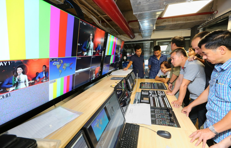 VNews là kênh truyền hình chuyên biệt tin tức chính luận đầu tiên của cả nước, do Trung tâm truyền hình Thông tấn thực hiện. (Ảnh: TTXVN)